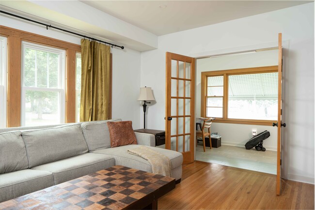 Foto del edificio - 2401 3rd st NE Apt 2