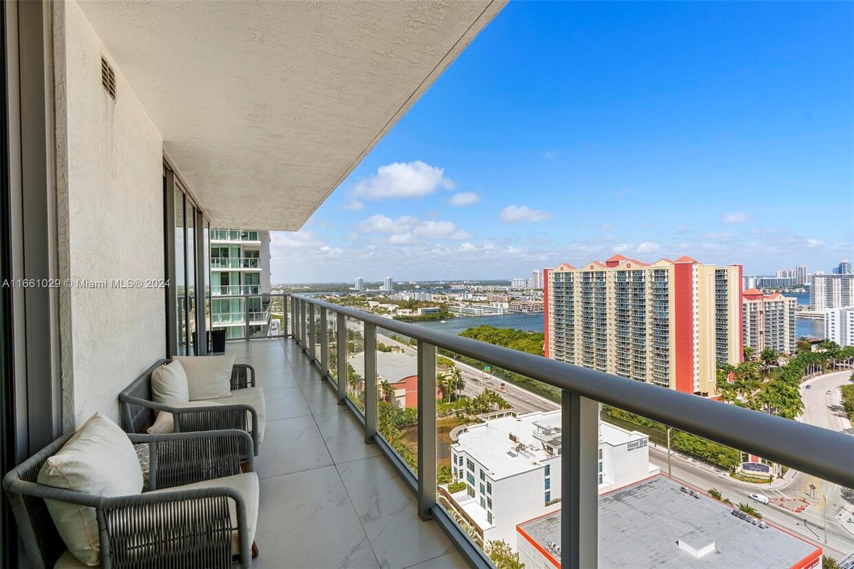 Foto principal - 300 Sunny Isles Blvd