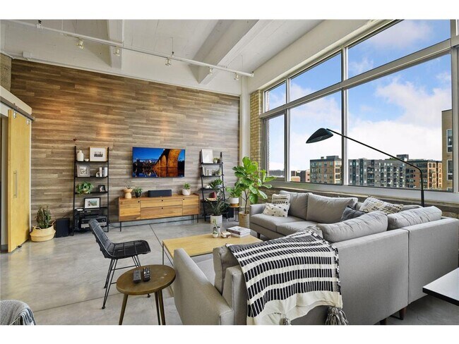 Building Photo - 700 N Washington Ave