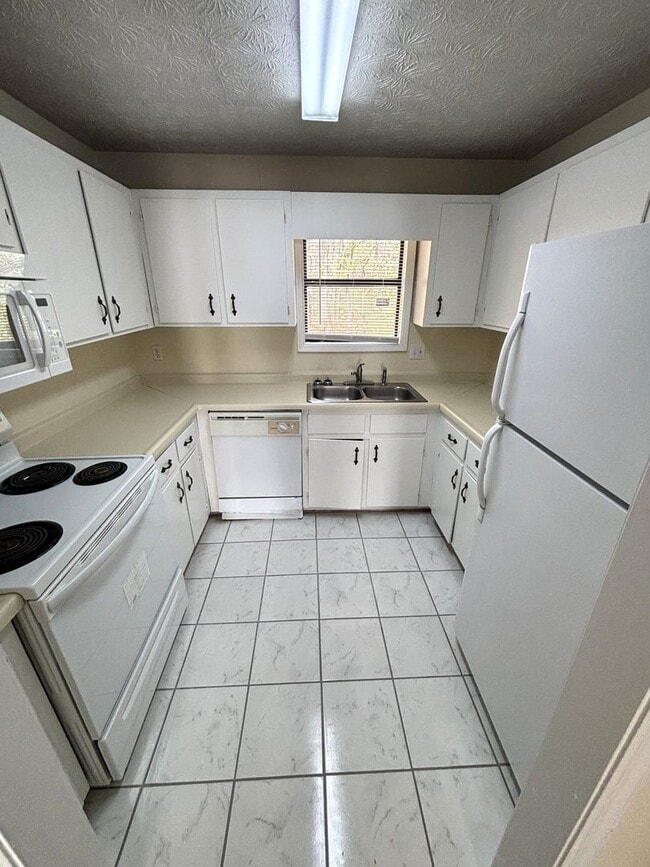 Foto del edificio - EAST PACES DR - 250/252