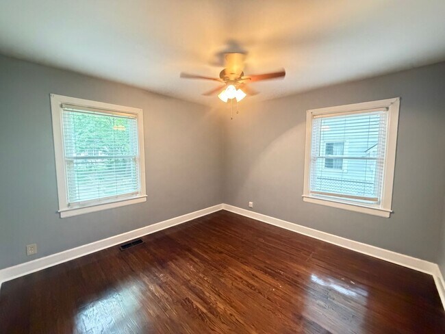 Foto del edificio - 3 Bedroom Home With A  Basement And Large Back Yard