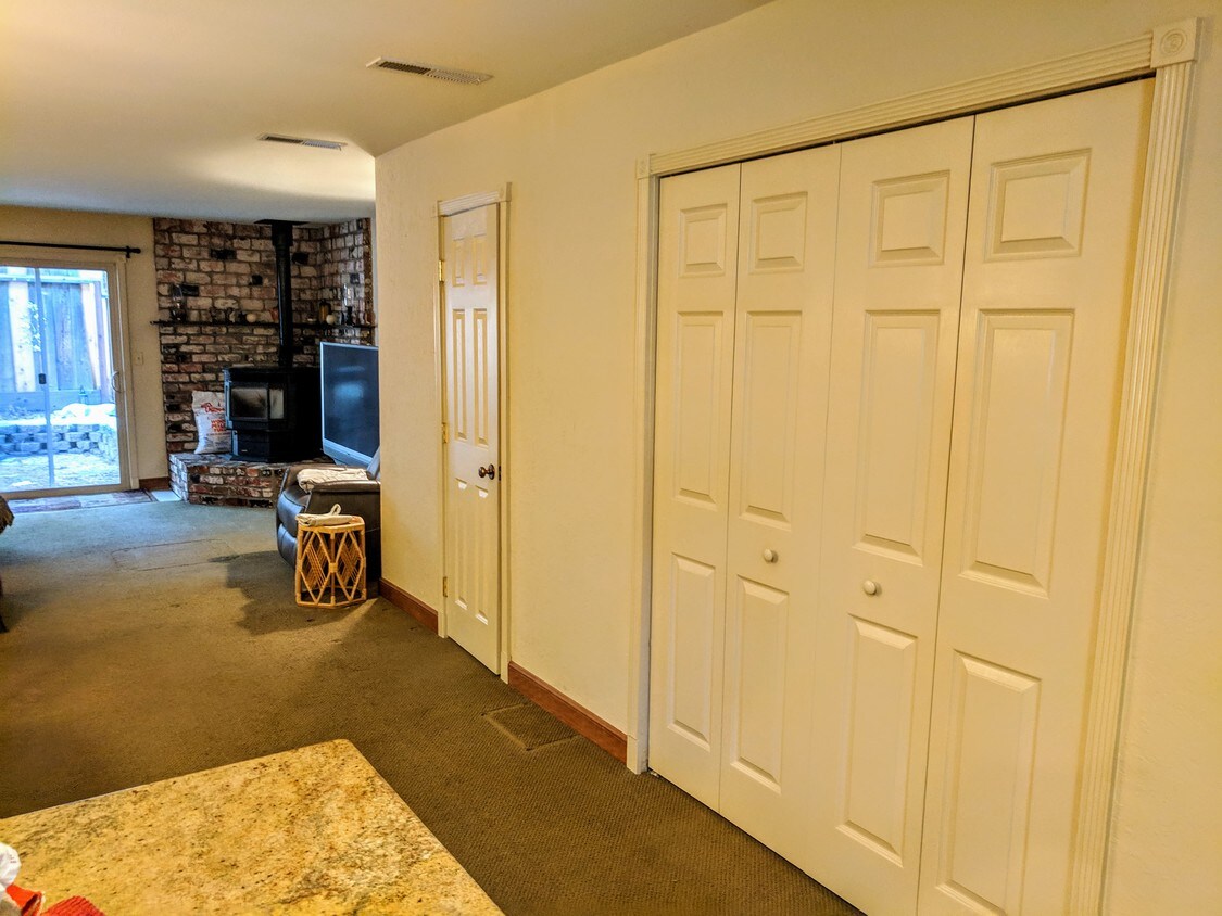 Living - 845 Southwood Blvd