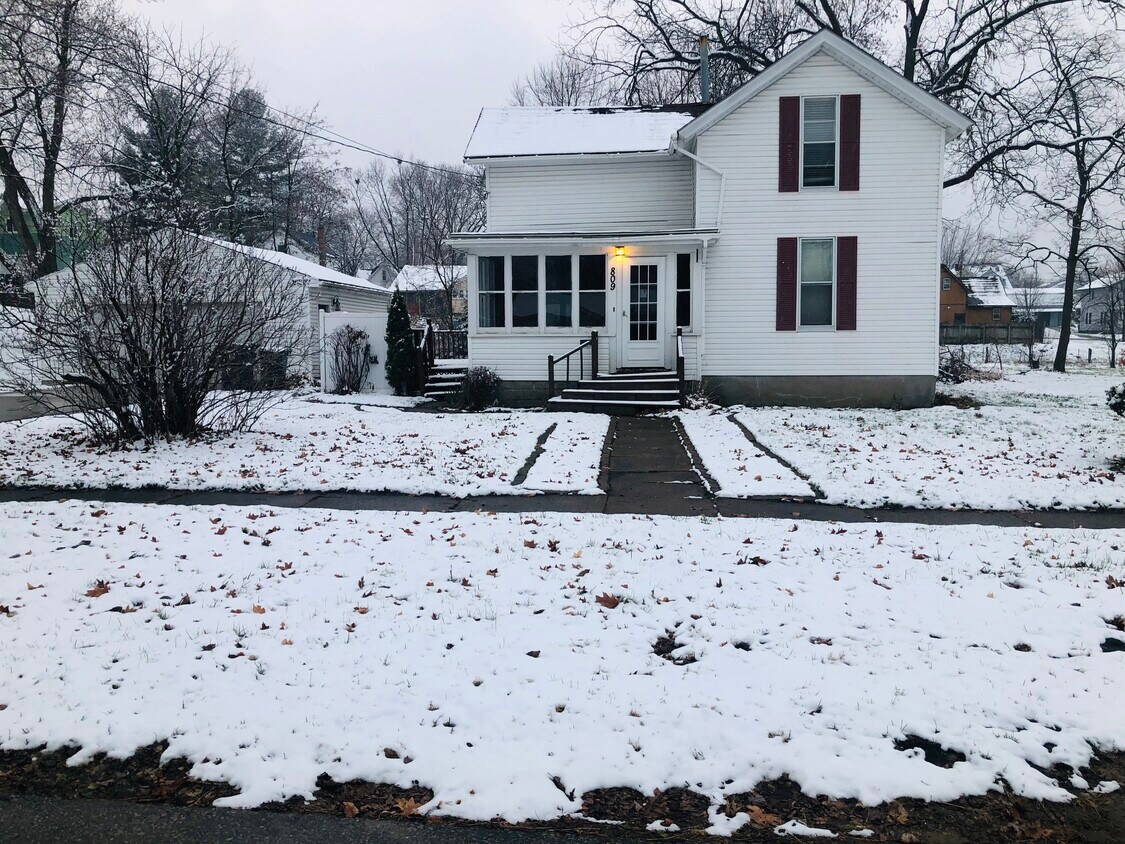 809 Grove St, Cedar Falls, IA 50613 House Rental in Cedar Falls, IA