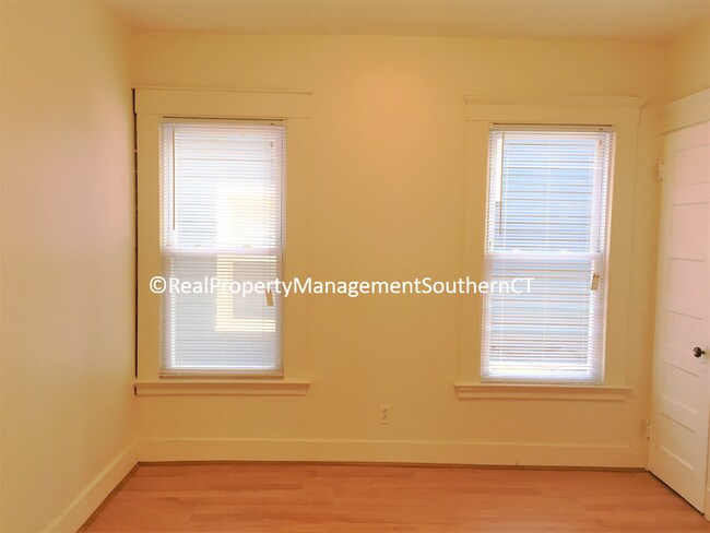 Foto del edificio - 3-bedroom, 1 full-bath apartment for rent ...