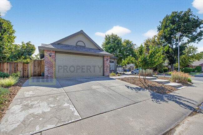 Building Photo - Beautiful 3-Bedroom Home with Pool in Elk ...