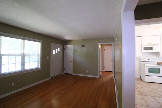 Building Photo - 2 Bedroom 1 Bath House in Mission, Kansas