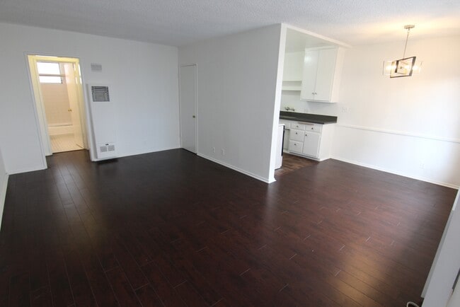 Building Photo - 1010 N Orange Grove Ave