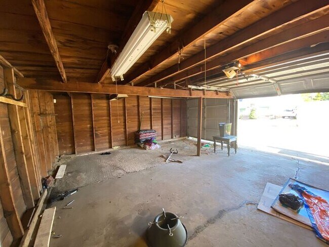 Building Photo - Spacious 3 Bedroom Home Available!!