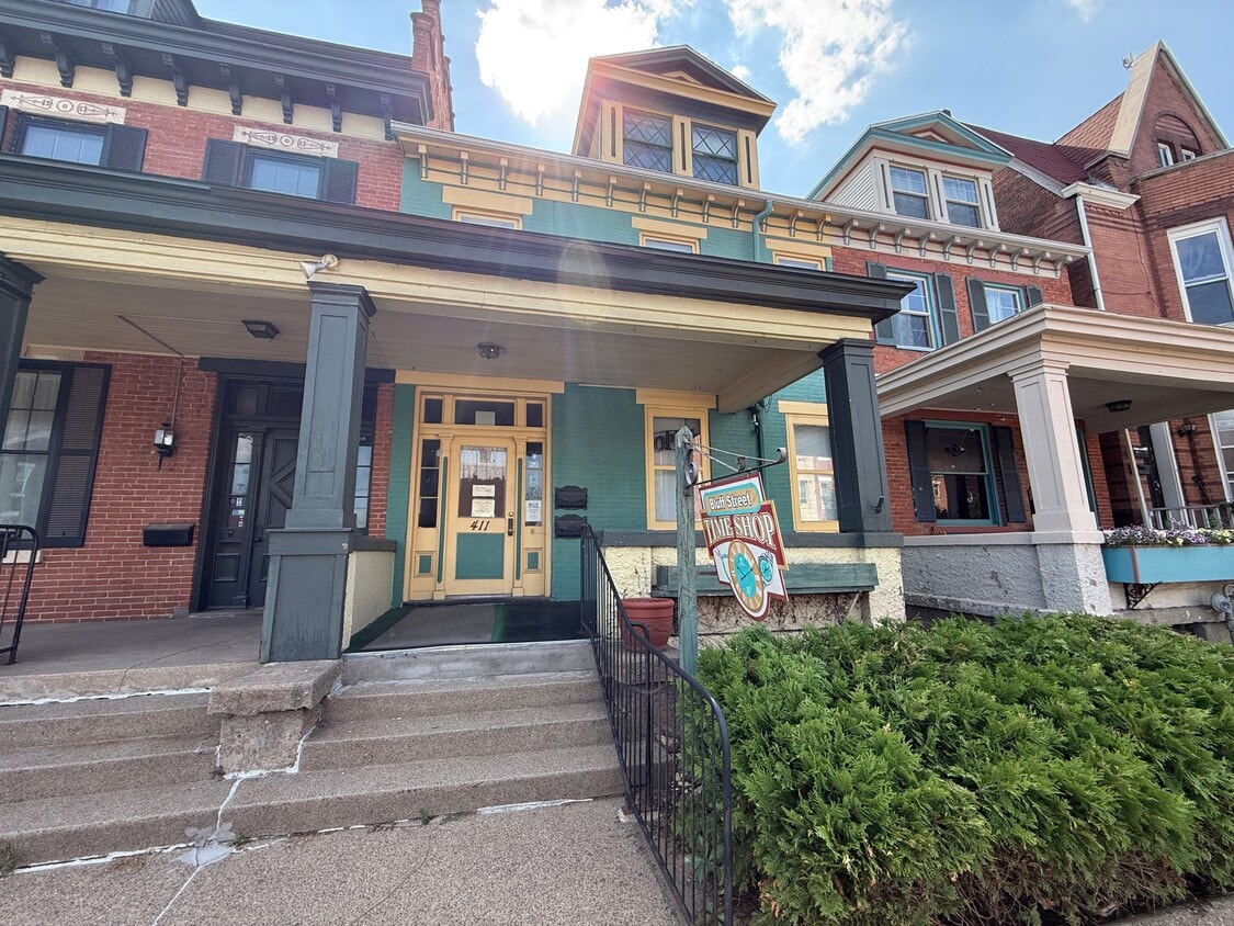 Primary Photo - 411 Bluff St
