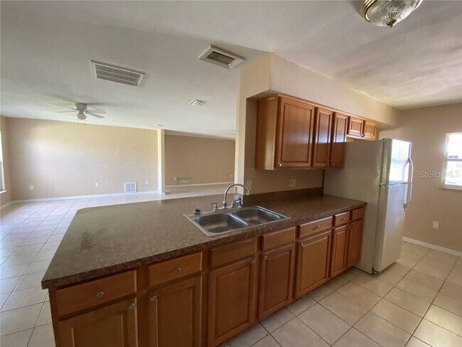 Foto del edificio - 22094 Kimble Ave