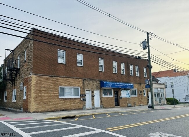 Building Photo - 305 Green Ave