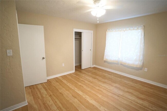 Building Photo - 1424 E Park Cir