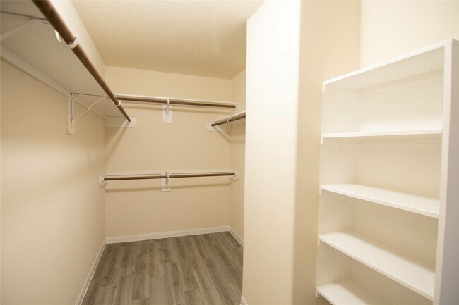 Building Photo - 6239 Brenwood Cir