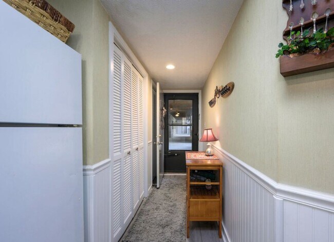 Foto del edificio - **Light-Filled Condo with Designer Finishes ? | Screened Porch
