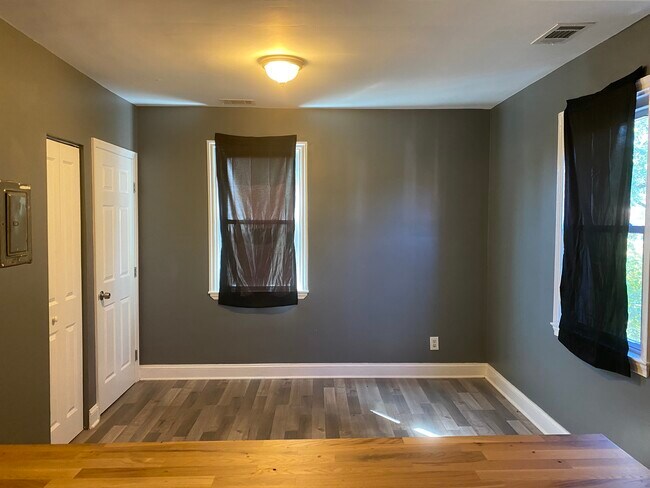 Foto del edificio - 5212 Hillburn Ave