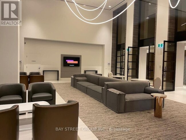 Building Photo - 39 Roehampton Ave