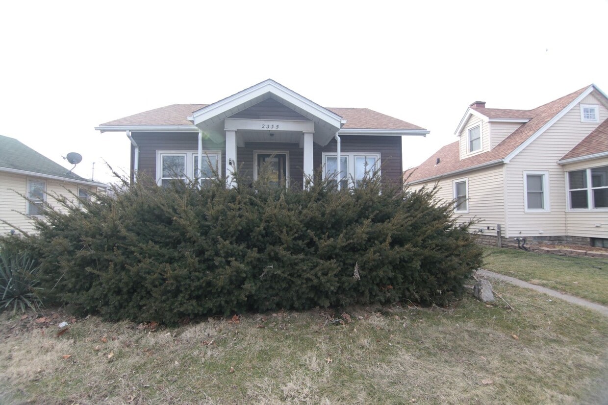 Primary Photo - 2 Bedroom & Large Car Garage in Moline for...