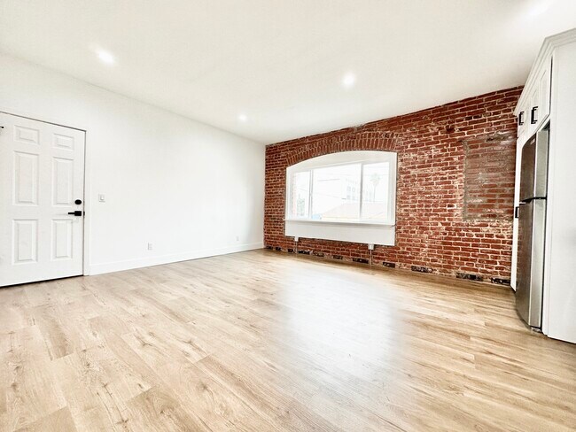 Building Photo - 2165 W Washington Blvd