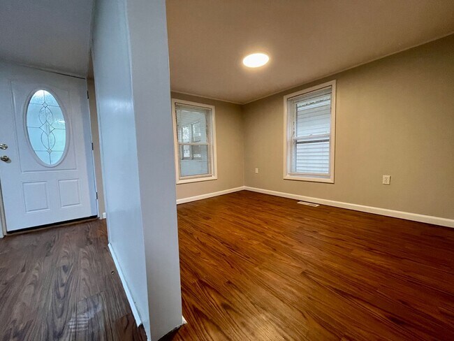 Building Photo - Cape Cod on cul-de-sac backs to park