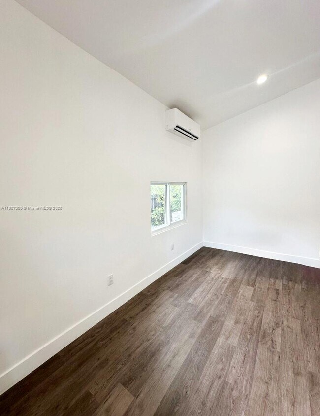 Foto del edificio - 2126 NW 24th St