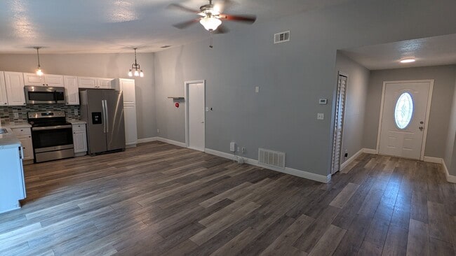 Building Photo - 492 Wild Fox Dr