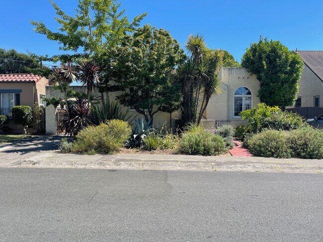 Building Photo - Charming 2-bedroom 1 bath home (Pet Friendly)