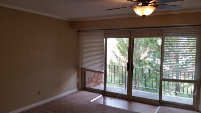 Foto del edificio - 5972 Westchester Park Dr