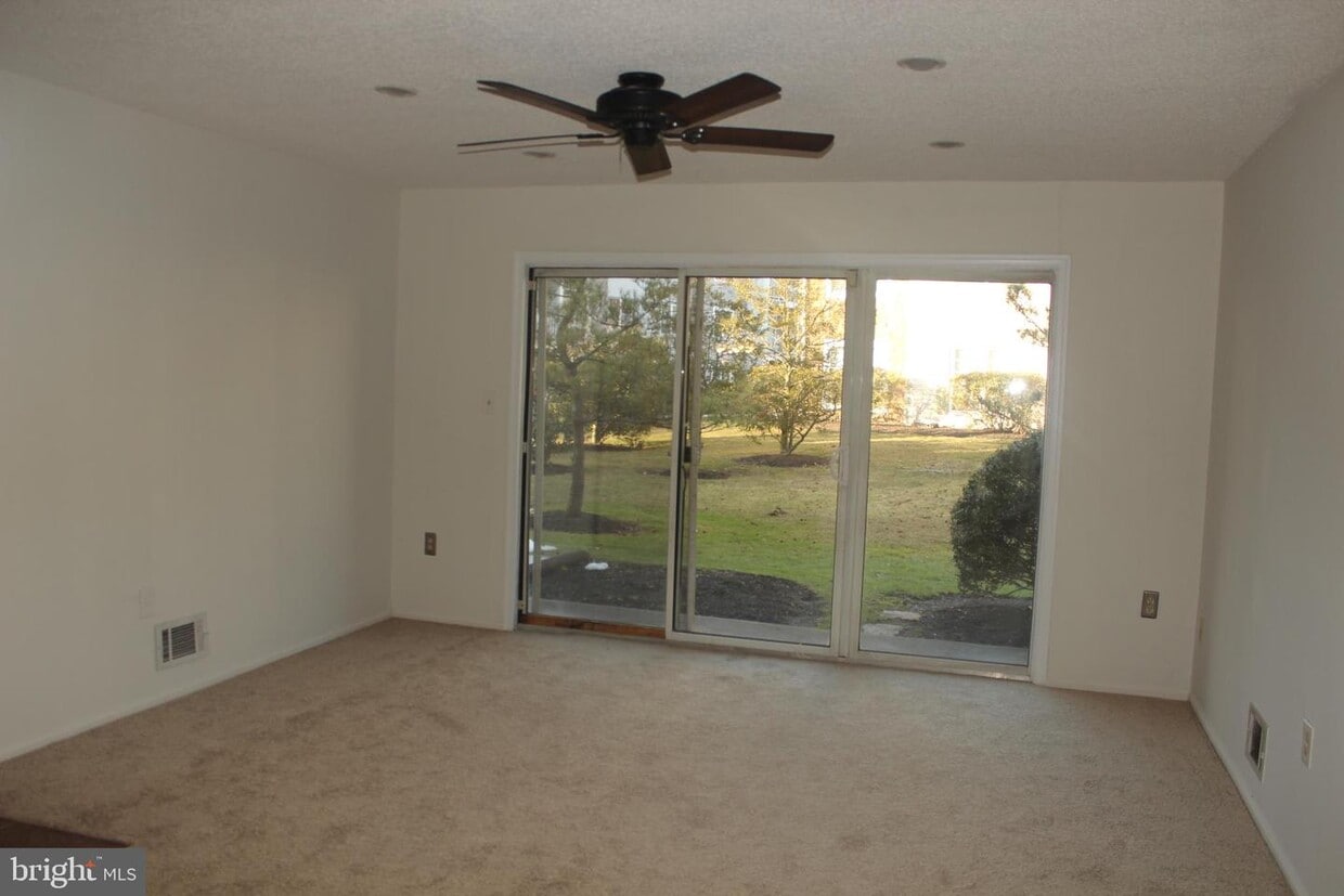 Primary Photo - 4 Holly Ct