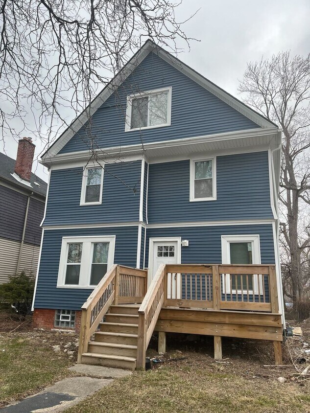 Primary Photo - 5 Bedroom, 2 bath home