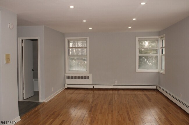 Foto del edificio - 819 Bloomfield Ave