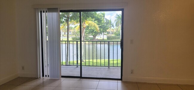 Foto del edificio - 1523 Lake Crystal Dr