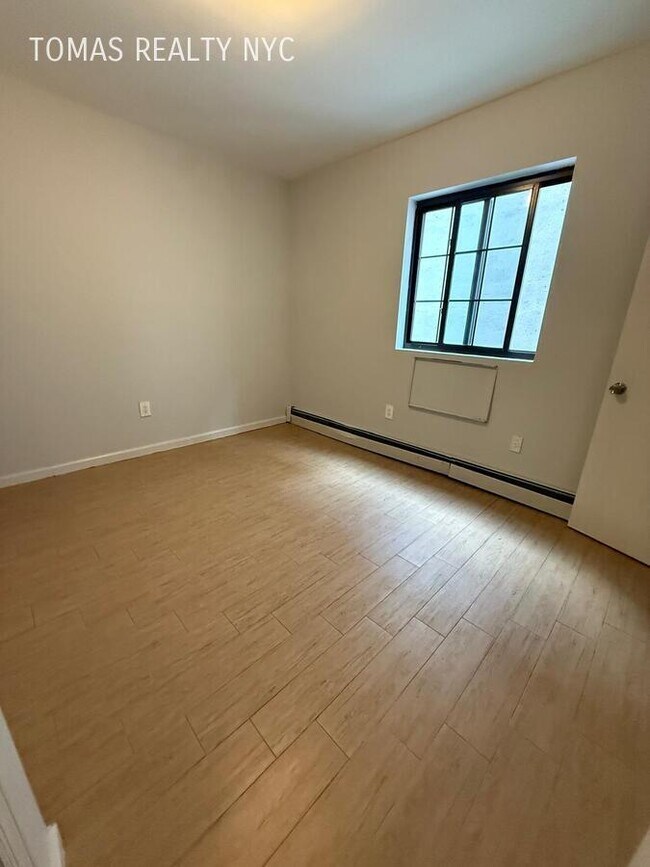 Foto del edificio - 727 E 181st St