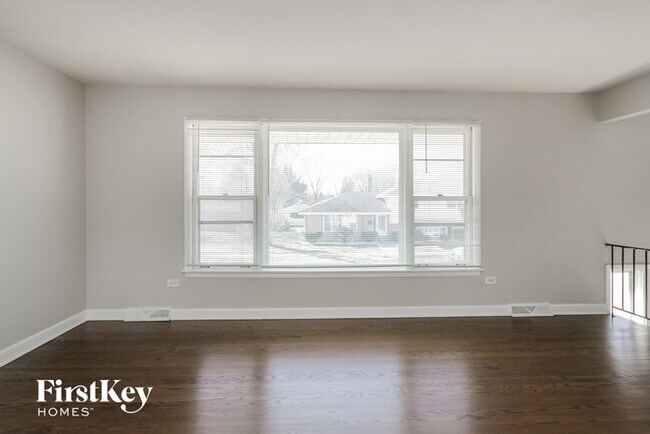 Building Photo - 744 E 167th Pl