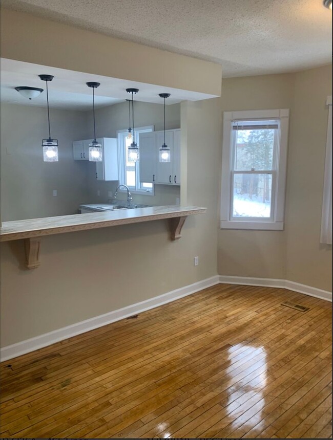Building Photo - Spacious 4 Bedroom 1.5 Bathroom Townhouse