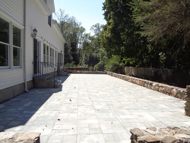 Foto del edificio - 531 Hollow Tree Ridge Rd