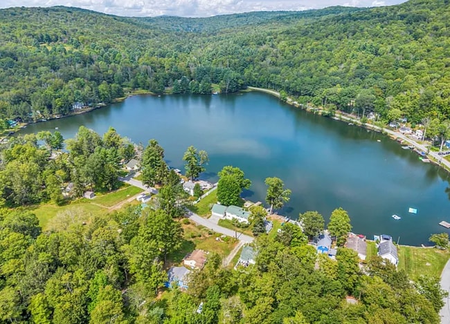 Building Photo - 2550 Silver Lake Spur