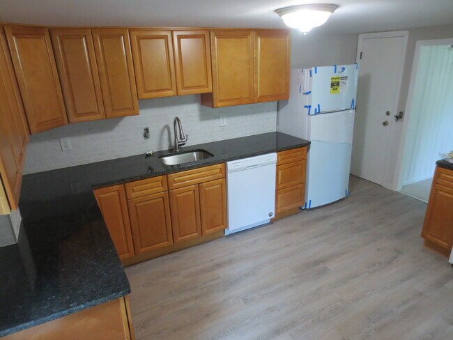 Kitchen - 355 Naubuc Ave