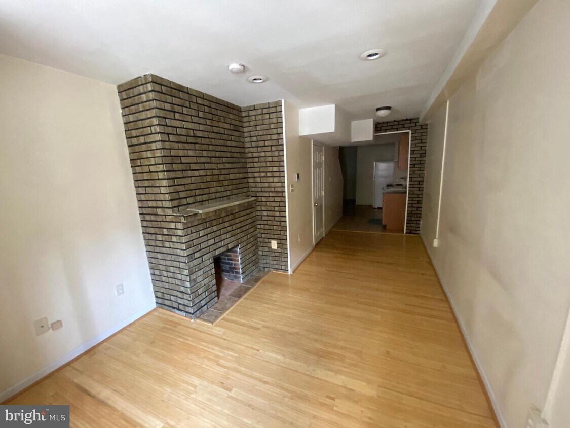 Primary Photo - 403 E Cross St