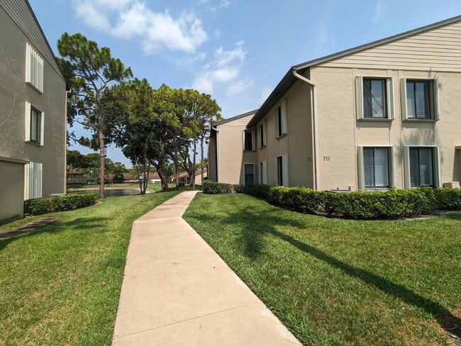 Building Photo - 711 Sunny Pine Way