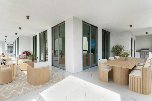 Building Photo - 495 E Royal Palm Rd