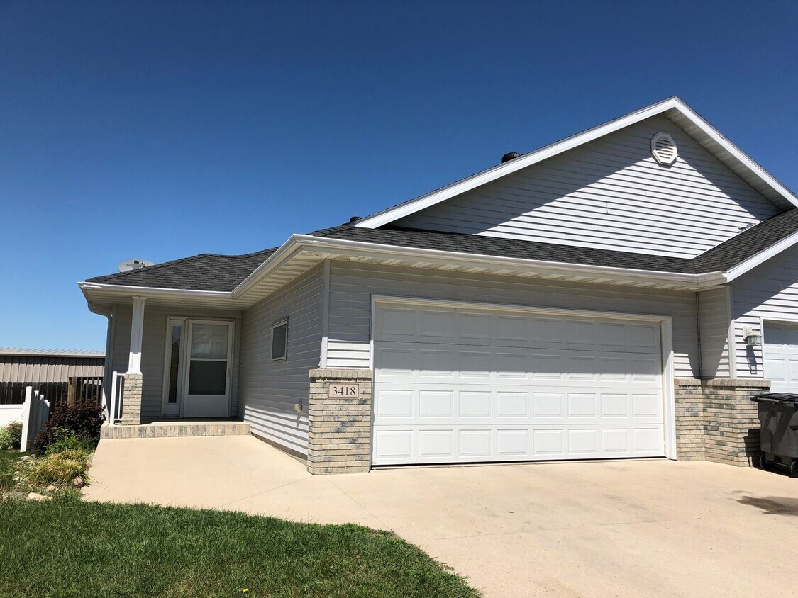 3418 Village Green Dr, Moorhead, MN 56560 House Rental in Moorhead