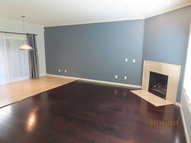 Building Photo - Two Bedroom 2.5 bath Townhome in South Par...