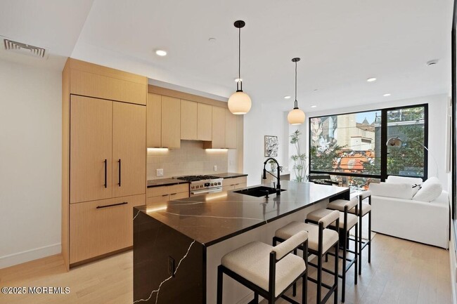 Foto del edificio - 139 Christopher Columbus Dr