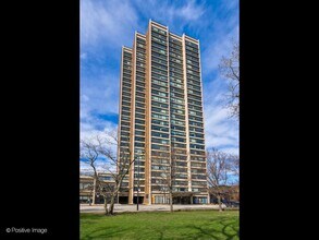 Building Photo - 1850 N Clark St