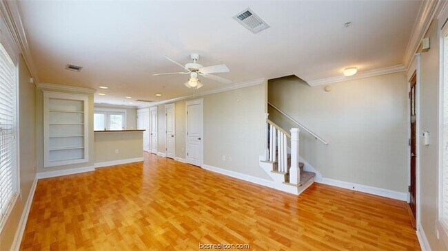 Foto del edificio - 1725 Harvey Mitchell Pkwy S