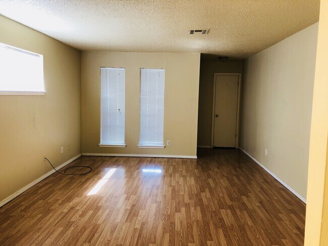 Foto del edificio - UPDATED DUPLEX NEAR I-240 CORRIDOR!