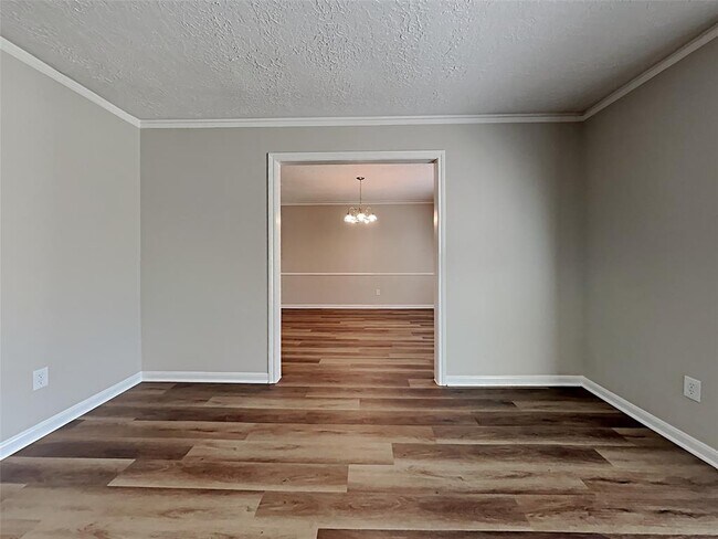 Building Photo - 2303 Riverlawn Dr