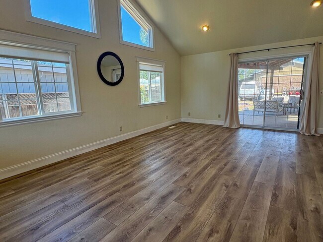 Foto del edificio - Single Family Home in Oak View!