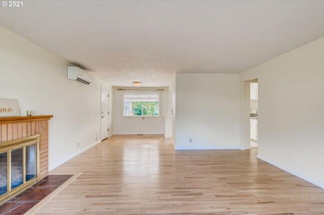 Foto del edificio - SE 3 Bed | 1 Bath | Expansive Backyard | P...