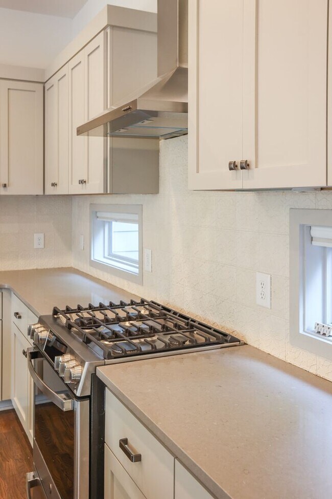 Foto del edificio - Beautiful Green Hills 4 BD 3 1/2 BA Home W...